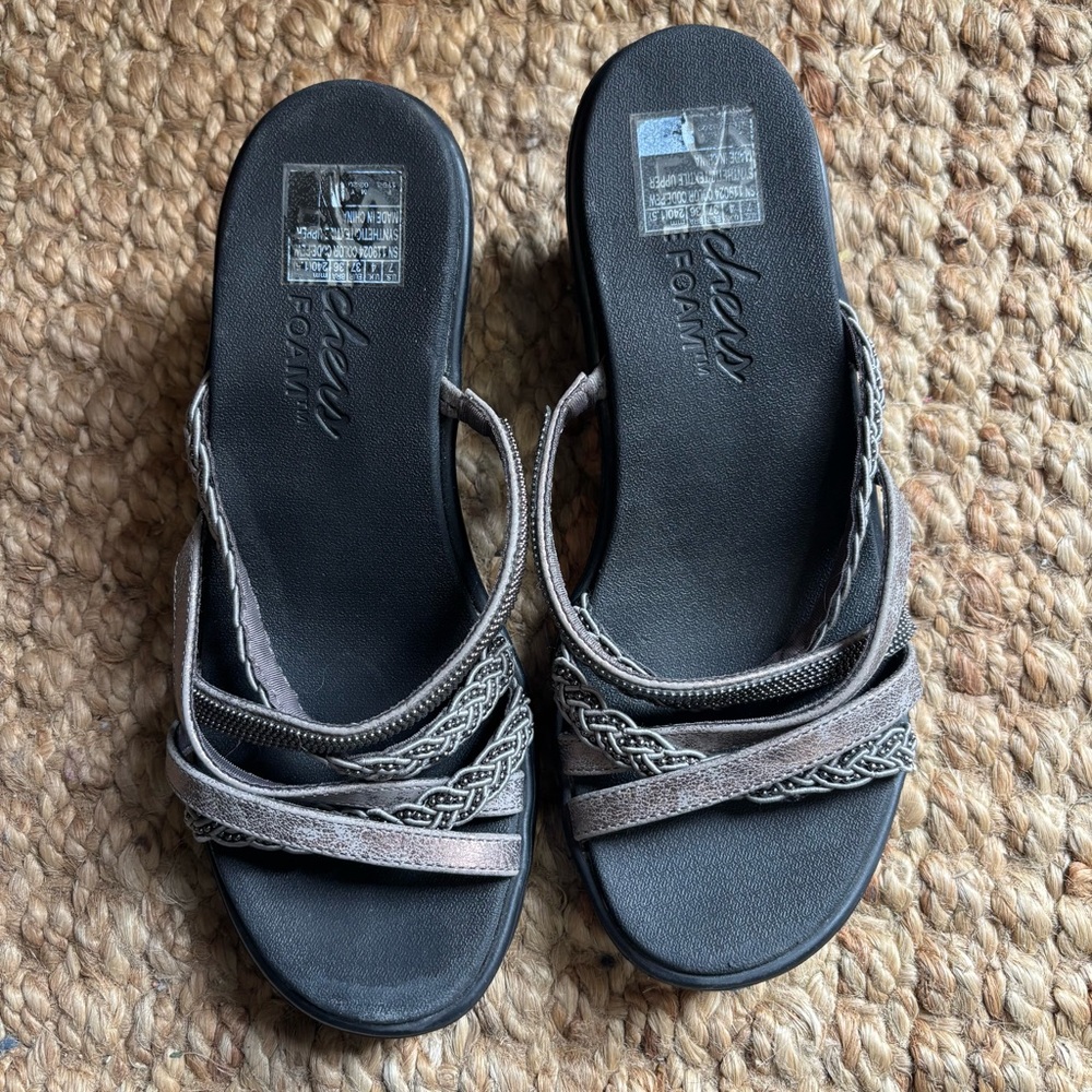 Skechers Size 7 Women's Black and Gray Strappy Comfort Sandals with Wedge